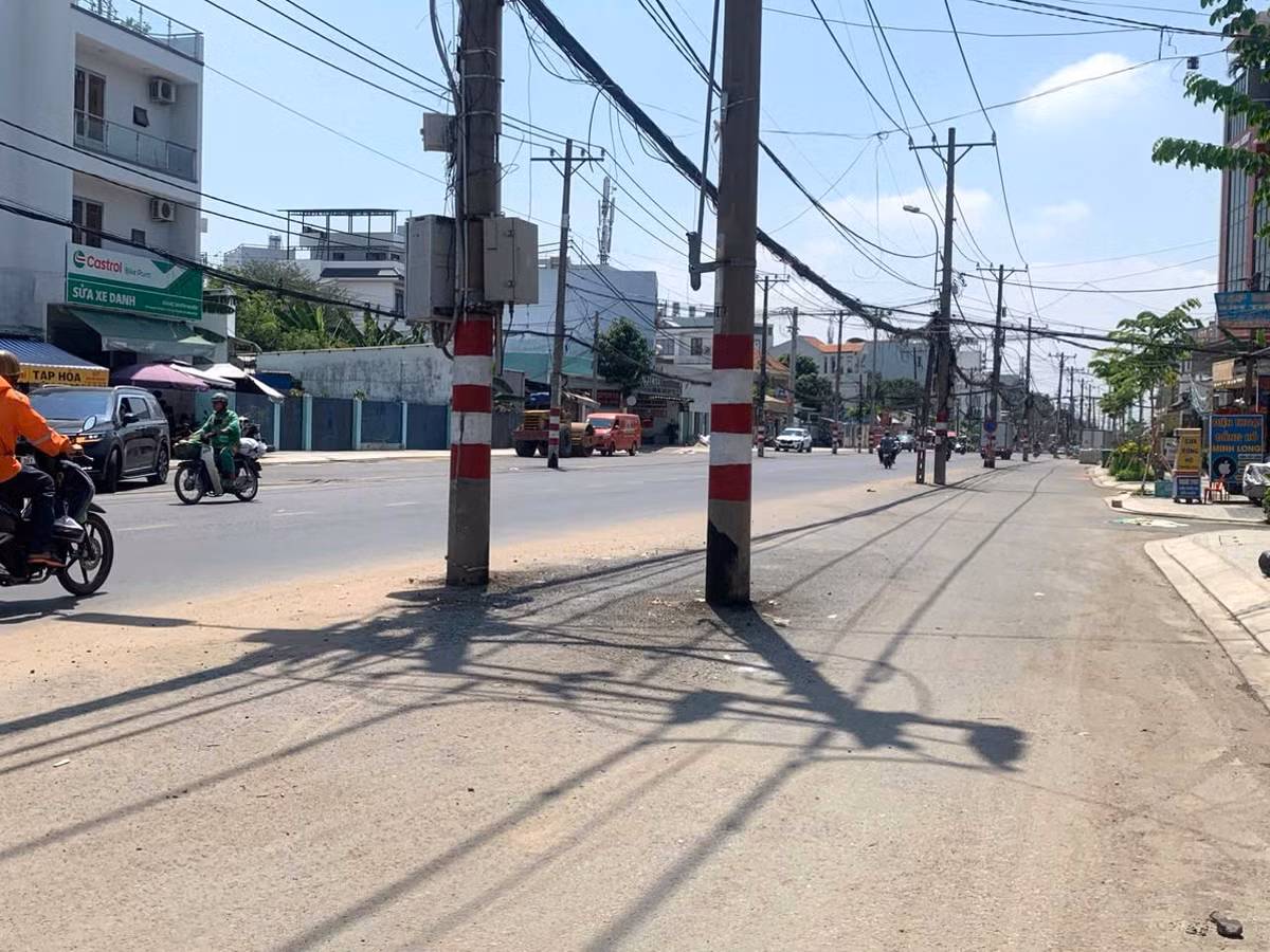 Theo BQLDA, công trình hiện đã đạt khoảng 70% tiến độ. Tuy nhiên, vẫn còn vướng mặt bằng, ảnh hưởng đến việc thi công đồng bộ, trong đó có hạng mục di dời hạ tầng kỹ thuật như điện lực.