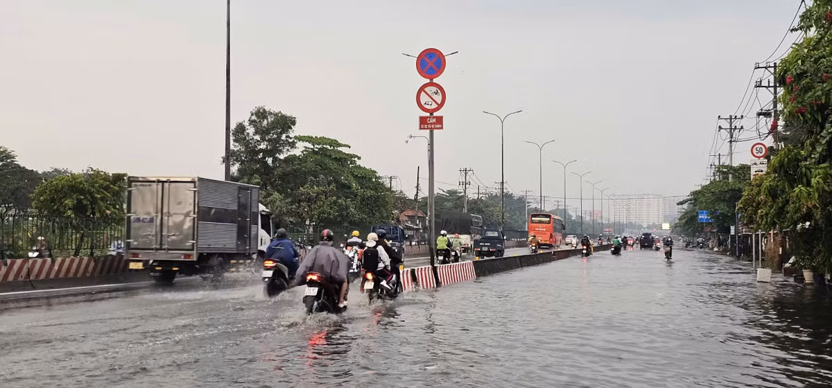 Nhiều tuyến đường bị ngập sâu như Đoàn Nguyễn Tuấn (xã Bình Chánh), đường số 54 và đặc biệt là đường Lê Đức Anh (phường An Lạc).