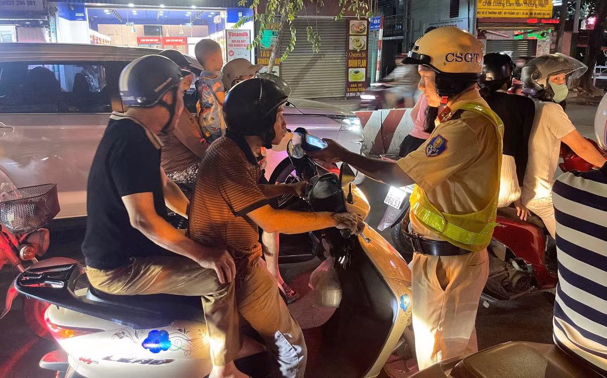 Chỉ vài giờ kiểm tra, CSGT đã phát hiện 25 trường hợp người điều khiển xe máy vi phạm nồng độ cồn...