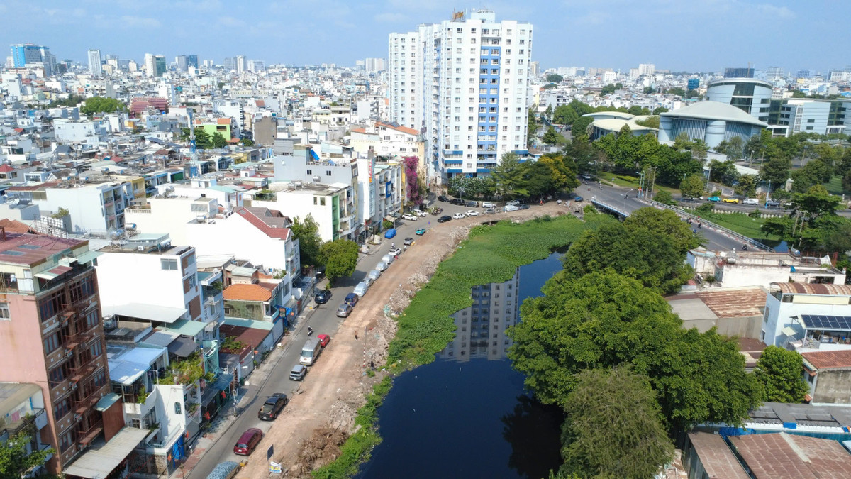 Gói thầu XL03 được khởi công vào giữa năm 2025, thời gian thi công 450 ngày. Tại phạm vi Trường đại học Văn Lang dự kiến sẽ thông xe kỹ thuật trong tháng 4 và thi công cơ bản hoàn thành các hạng mục trong tháng 6/2026.