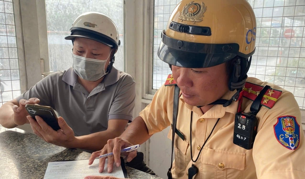 Tuy nhiên, khi bị CSGT lập biên bản tạm giữ phương tiện và thông báo mức phạt khá nặng cùng với việc bị tước giấy phép lái xe nhiều tháng, các "ma men" tỏ ra vô cùng hối hận vì đã uống rượu bia mà vẫn lái xe để rồi phải nhận cái kết đắng.