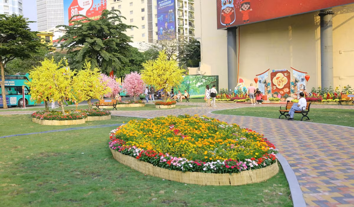 Các tiểu cảnh trong công viên được trang trí báo hiệu mùa xuân đang về rất gần.