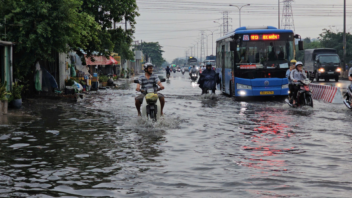 Tại đường Lê Đức Anh, đoạn từ cầu An Lập hướng về hầm chui Tân Tạo, mưa gây ngập đường khoảng 20cm.