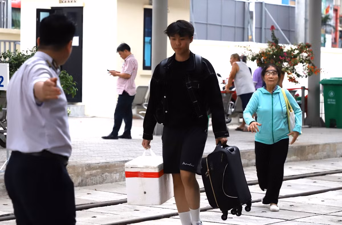 Trong chiều nay, do ảnh hưởng từ sự cố cầu Ghềnh, nhiều đoàn tàu xuất phát từ ga Sài Gòn phải ngưng chạy. Một số đoàn tàu khác phải chuyển tải sang đường bộ tại ga Dĩ An để tới ga Biên Hòa. Chiều ngược lại, các đoàn tàu đến ga Biên Hòa, khách sẽ được trung chuyển về ga Dĩ An, sau đó theo tàu về ga Sài Gòn