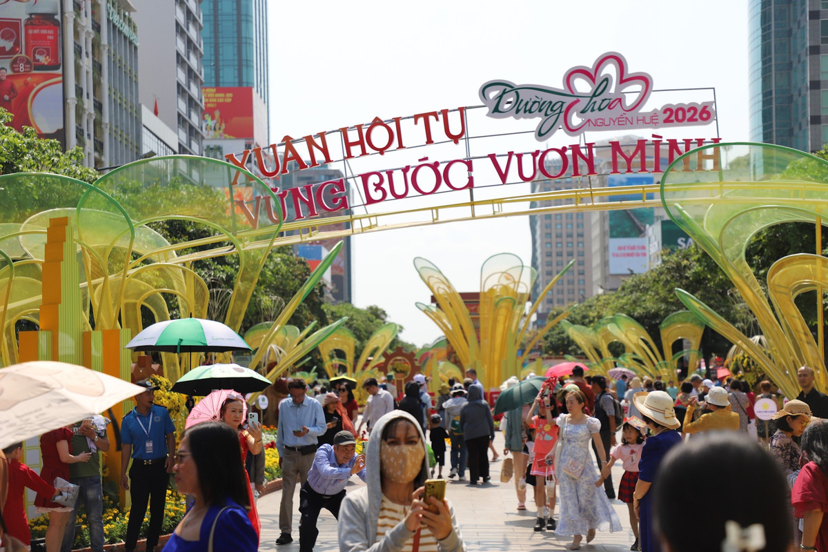 Trong ngày cuối của kỳ nghỉ Tết, nhiều gia đình cũng đổ về đường hoa Nguyễn Huệ để du xuân.
