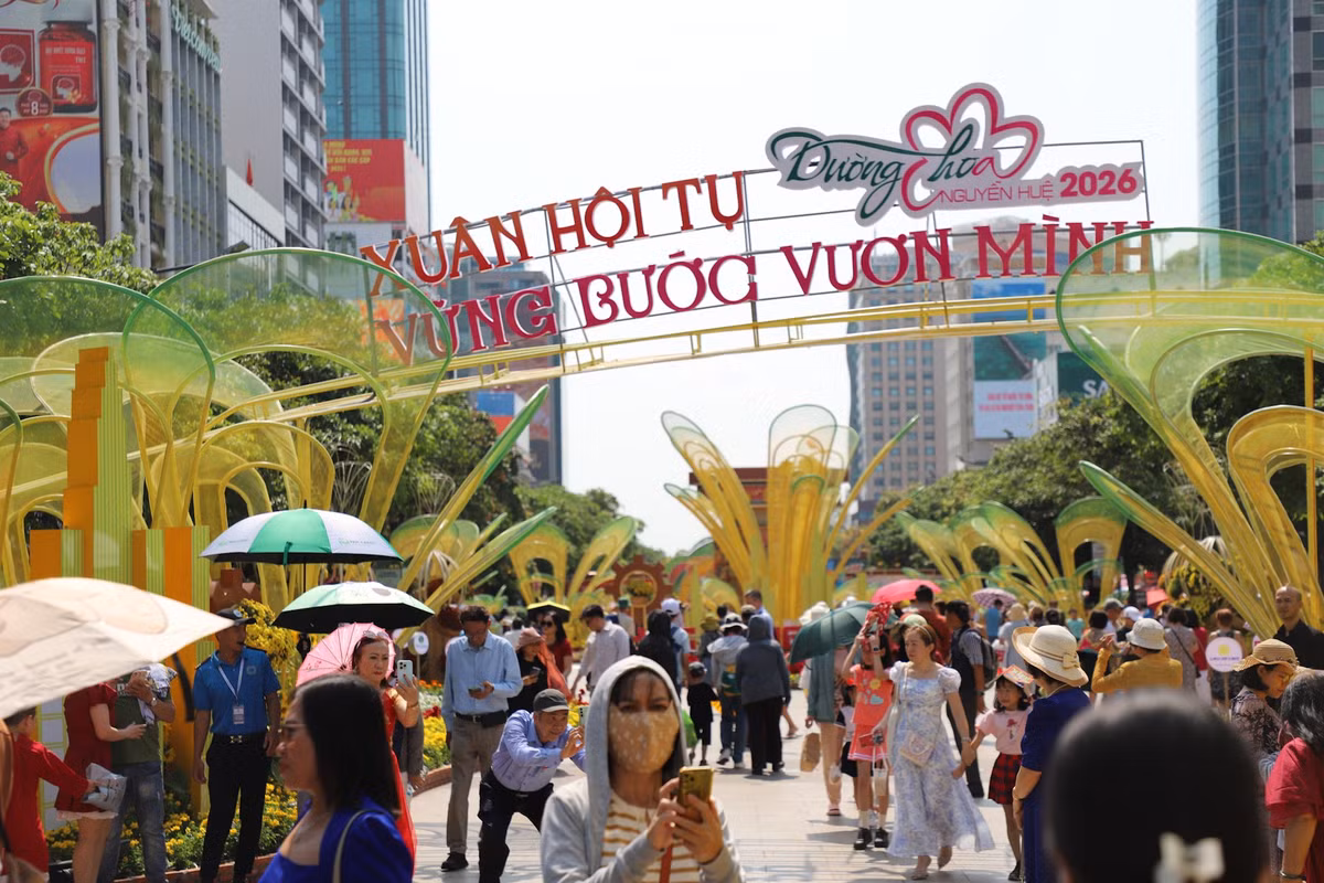 Trong ngày cuối của kỳ nghỉ Tết, nhiều gia đình cũng đổ về đường hoa Nguyễn Huệ để du xuân.