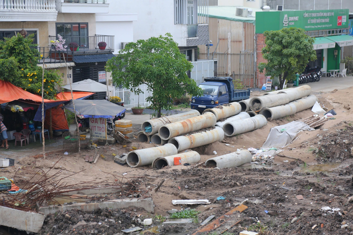 Ghi nhận vào những ngày đầu tháng 3/2026, dọc tuyến DA cải tạo kênh, nhiều đoạn bờ kè đã thành hình với những mảng bê tông phẳng phiu.