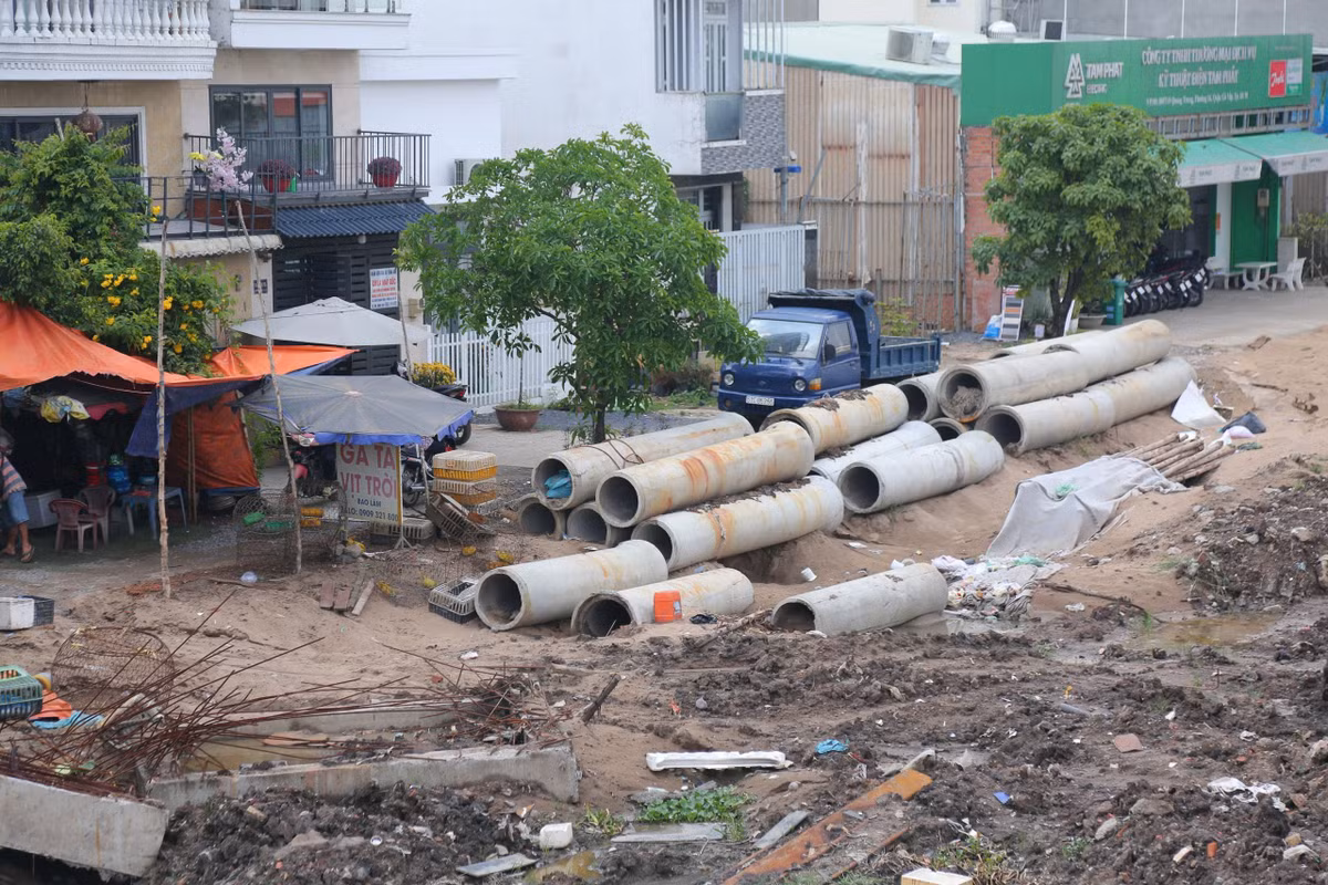 Ghi nhận vào những ngày đầu tháng 3/2026, dọc tuyến DA cải tạo kênh, nhiều đoạn bờ kè đã thành hình với những mảng bê tông phẳng phiu.