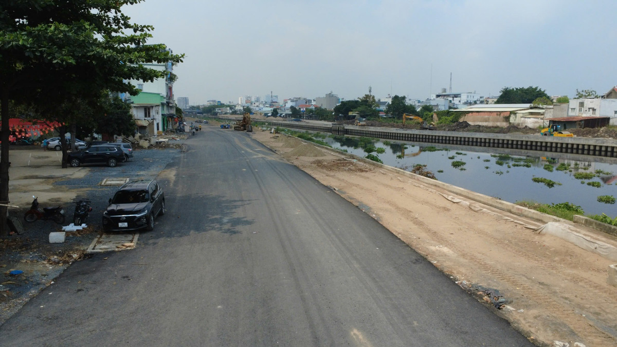 Tuy nhiên, sự chậm trễ thi công kéo dài gây ảnh hưởng đến đời sống của hàng ngàn hộ dân.