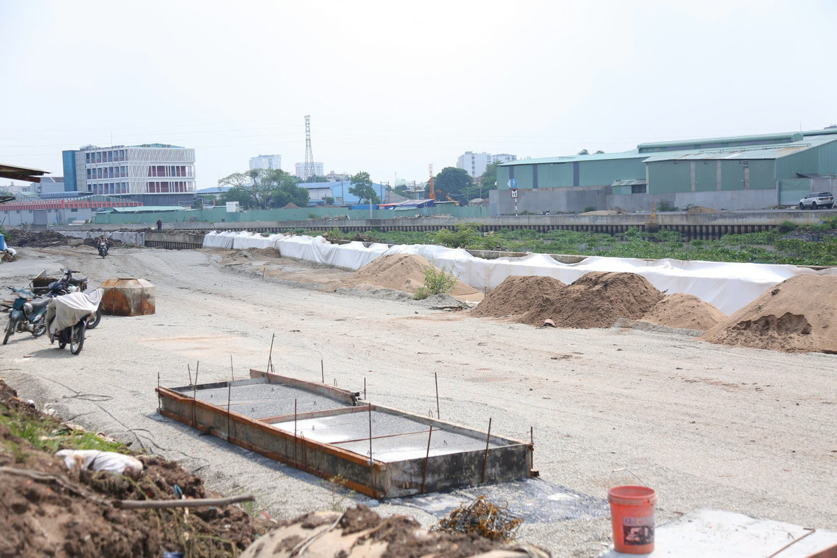 Công trường DA cải tạo kênh vắng bóng công nhân.