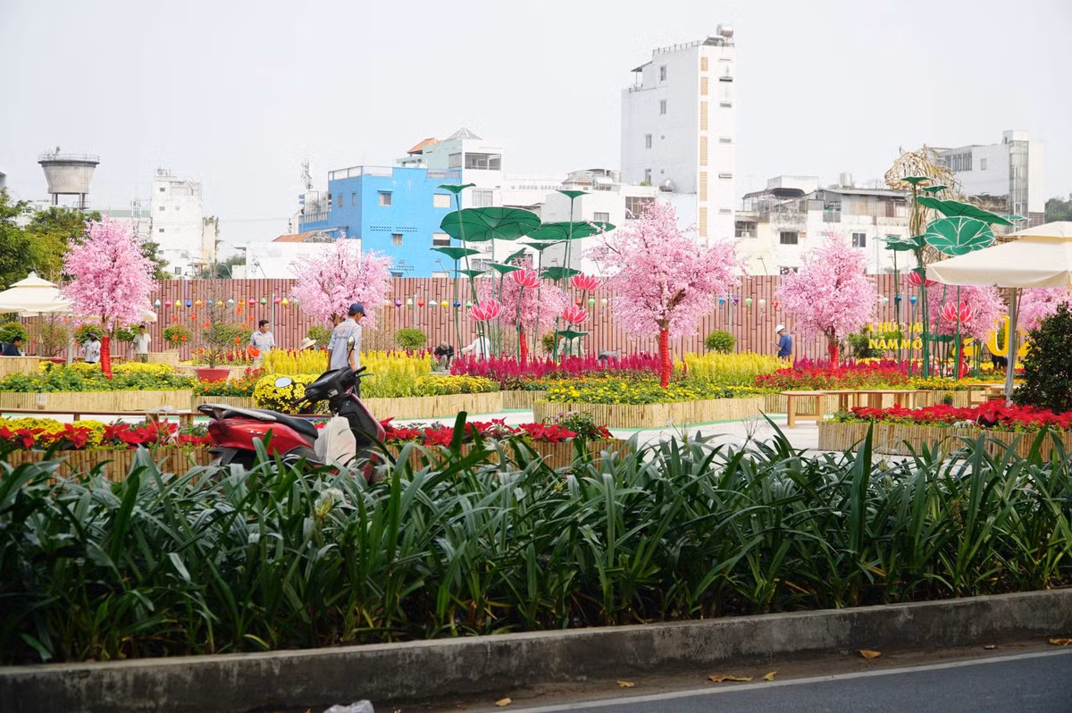 Bên ngoài vỉa hè, công nhân đang lắp đặt các dãy đèn LED. Về tổng thể, cơ bản đã hoàn thành khối lượng lớn của công trình.