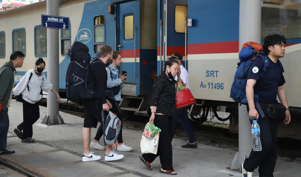 Để đảm bảo an ninh trật tự, ngành đường sắt phối hợp với lực lượng chức năng hướng dẫn hành khách từ lúc xuống xe trung chuyển đến lúc lên tàu ở ga Dĩ An được thuận lợi.