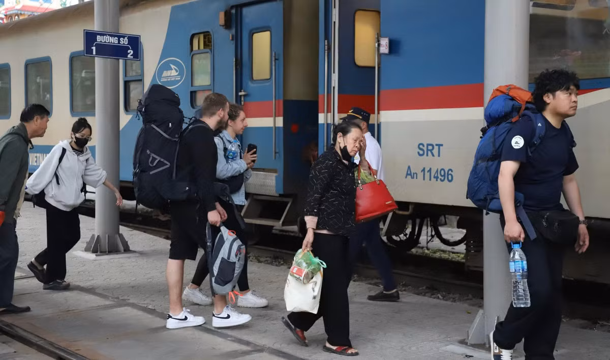 Để đảm bảo an ninh trật tự, ngành đường sắt phối hợp với lực lượng chức năng hướng dẫn hành khách từ lúc xuống xe trung chuyển đến lúc lên tàu ở ga Dĩ An được thuận lợi.