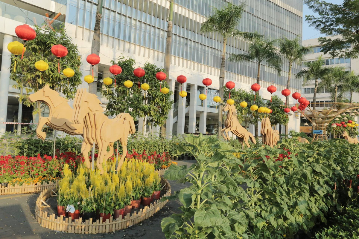 Nhiều linh vật của năm Bính Ngọ đã được lắp đặt vào đường hoa. Công nhân đang hoàn thiện những khâu cuối cùng để đường hoa khai mạc vào ngày 11/2.