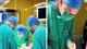 Người đàn ông ngã, bị cành cây đâm xuyên nhãn cầu 
