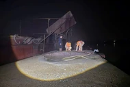 Bắt giữ 2 phương tiện khai thác cát trái phép trên sông Cầu ở Hà Nội