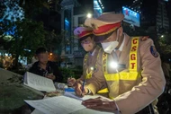 Xử phạt hàng loạt tài xế xe tải sử dụng đèn, còi sai quy định ở Hà Nội