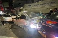 Nữ tài xế ô tô đi ngược chiều gây tai nạn liên hoàn ở Hà Nội 