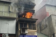 Cháy trên phố Hàng Mã, khói trắng đặc kèm mùi khét bốc ra từ tầng 3