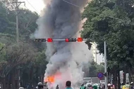 Xe tải đang chạy ngờ bốc cháy ngùn ngụt trên phố Hà Nội