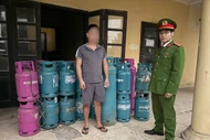 Bắt giữ đối tượng sang chiết hàng loạt bình gas trái phép ở Hà Nội