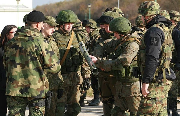 Lính dù Nga bất ngờ được làm quen với vũ khí NATO