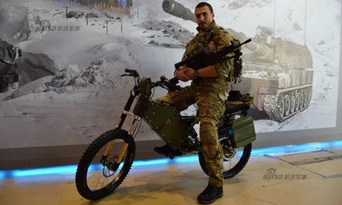 Độc đáo xe đạp điện vũ trang của lính Nga