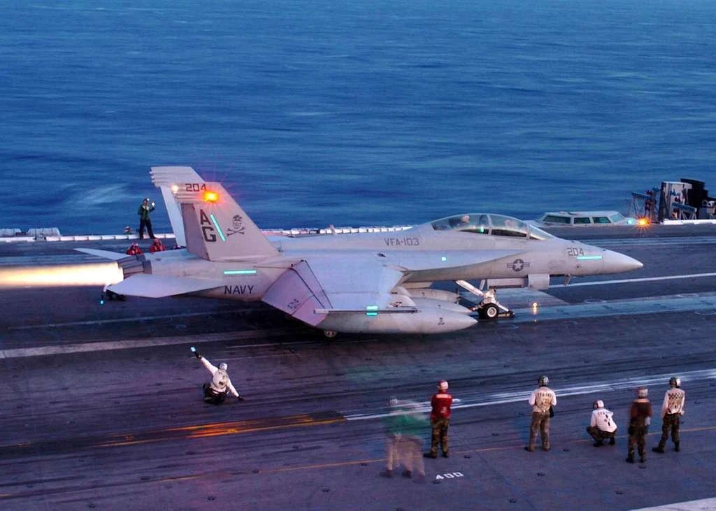 F/A-18 Super Hornet lần đầu tiên mang tên lửa tiên tiến tấn công Houthi