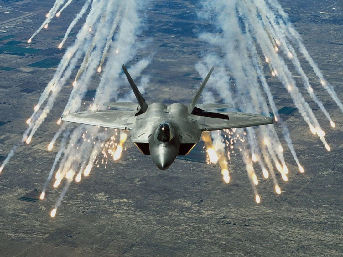 Huy động một đàn F-22 Raptor, Mỹ rằn mặt cùng lúc cả Nga, Trung