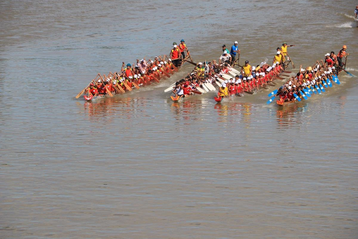 Tưng bừng lễ hội đua thuyền trên quê hương Đại tướng Võ Nguyên Giáp