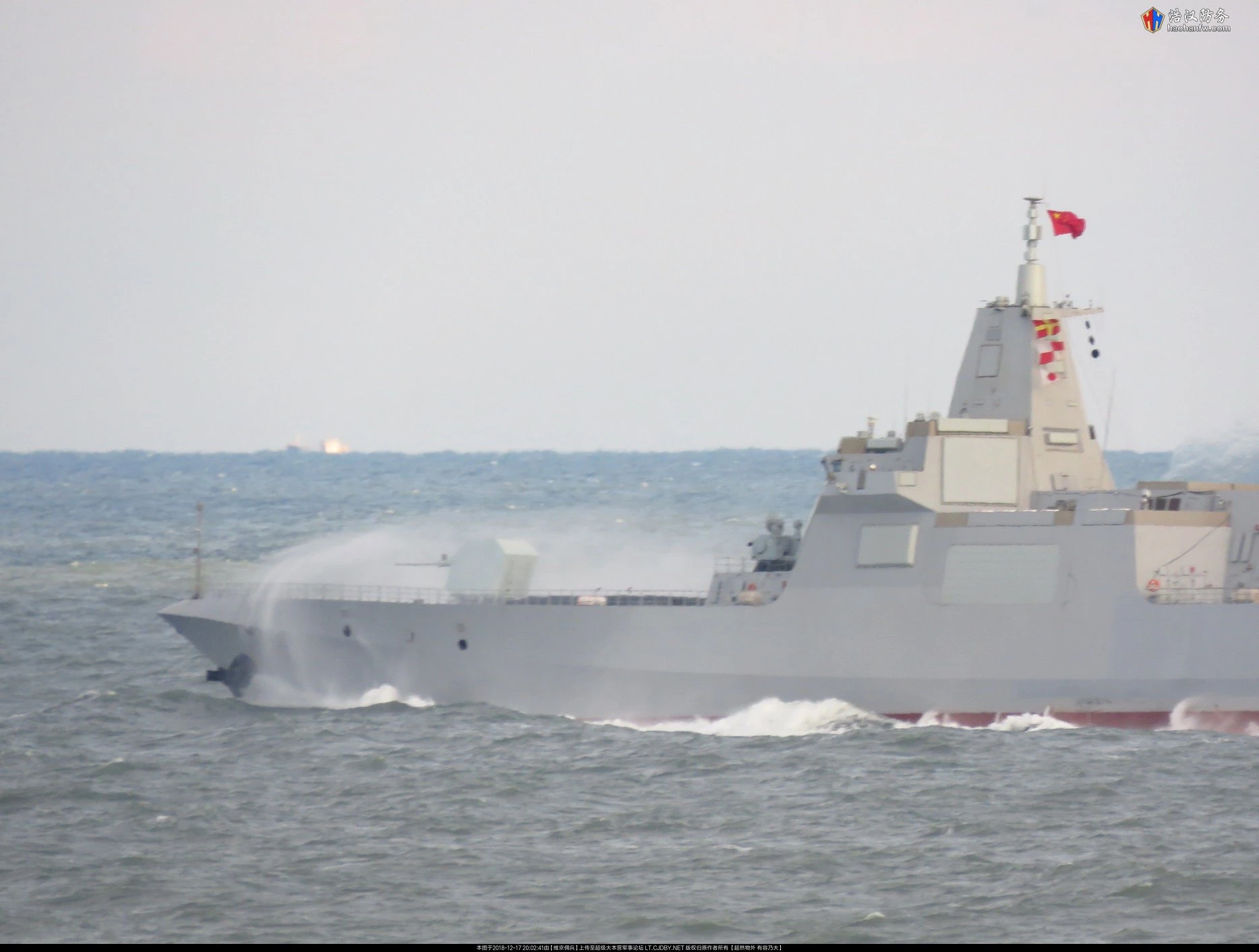 Kinh ngạc kích thước đồ sộ của siêu khu trục Type 055 giữa đại dương