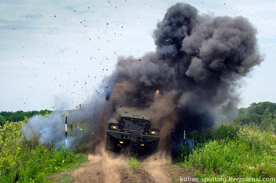 Kinh ngạc khả năng chống mìn của xe thiết giáp Typhoon-U