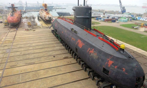 Kỳ lạ 3 tàu ngầm cùng lên xưởng sửa chữa