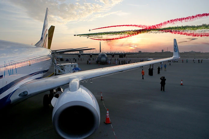 Máy bay vẽ cầu vòng trên bầu trời tại triển lãm hàng không Bahrain