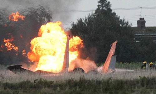 Hiện trường tiêm kích F-15 Mỹ đâm xuống cánh đồng