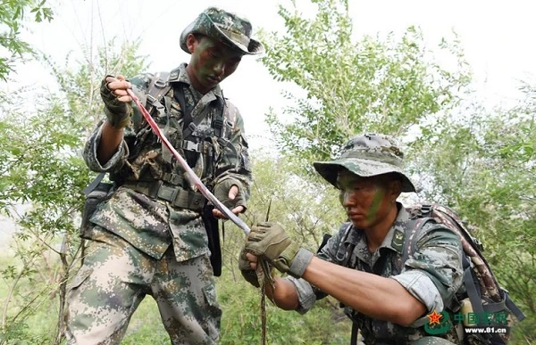 Lính Trung Quốc quyết không kém Mỹ, nuốt sống rắn độc