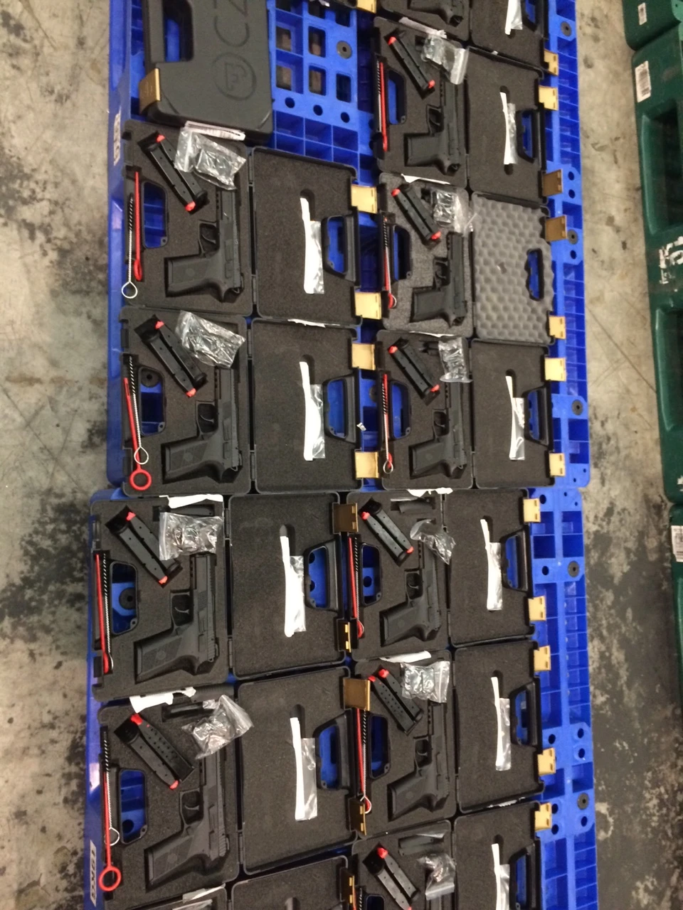 Soi loại súng quân dụng bị bắt giữ ở Tân Sơn Nhất