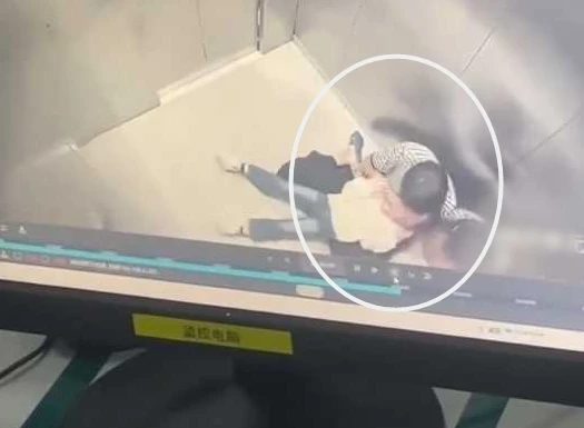 Thiếu niên 14 tuổi quấy rối bé gái trong thang máy gây phẫn nộ 