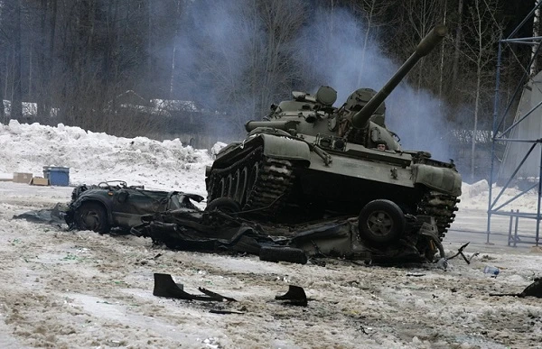 Kết quả ghê người khi xe tăng tông ô tô