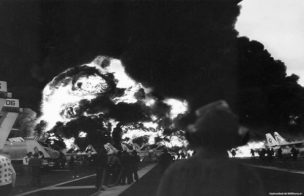 Ảnh hiếm về tai nạn tàu sân bay thảm khốc nhất Mỹ