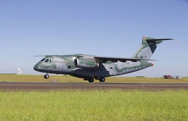 Khoảnh khắc máy bay vận tải KC-390 Brazil cất cánh lần đầu