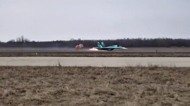 Su-34 Nga hạ cánh khó tin, phi công khiến tất cả sững sờ