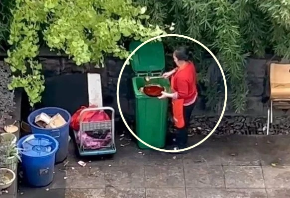 Nữ nhân viên loay hoay ở thùng rác, hóa ra làm chuyện đáng sợ