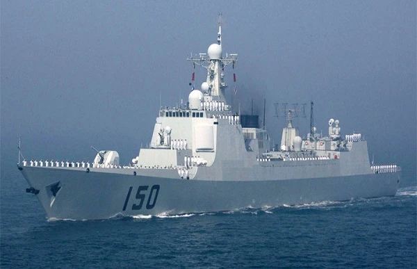 Trung Quốc “khoe” ảnh một ngày trên siêu hạm Type 052C