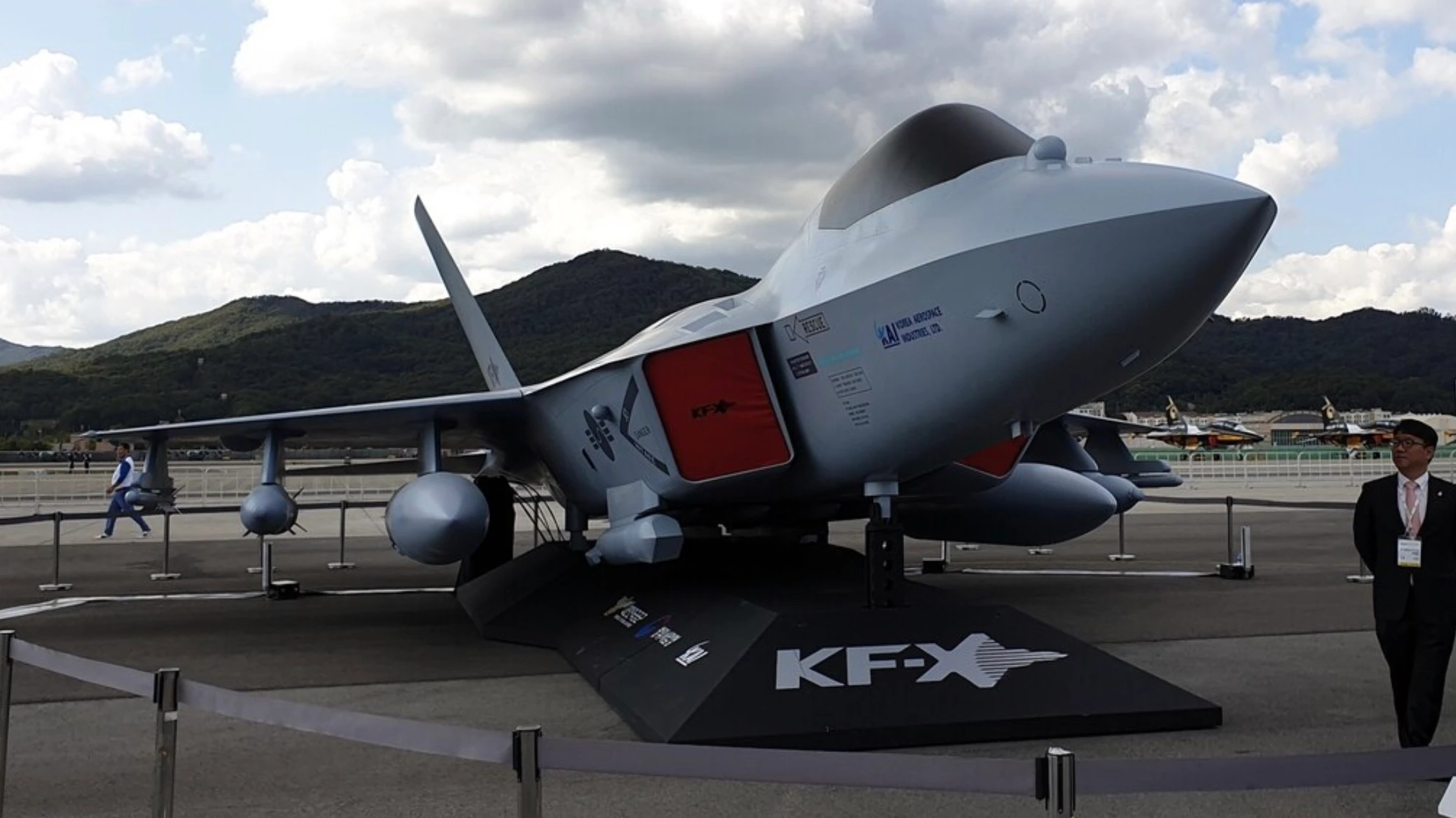 Chiến đấu cơ tàng hình KF-21 liệu có đủ sức sánh ngang F-35?