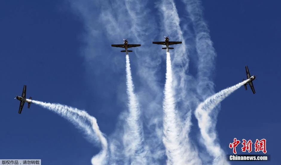 Mãn nhãn máy bay nhào lộn ở lễ hội hàng không Colombia