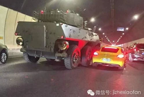 Pháo tự hành PTL-02 Trung Quốc húc siêu xe Porsche