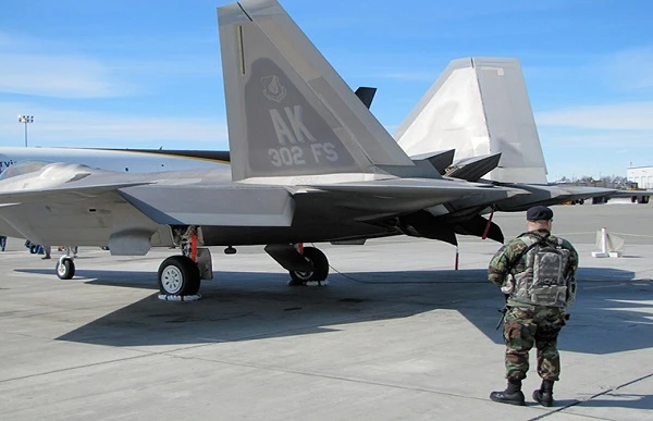 Kinh ngạc kẻ thù tấn công siêu cơ F-22 ngay tại căn cứ