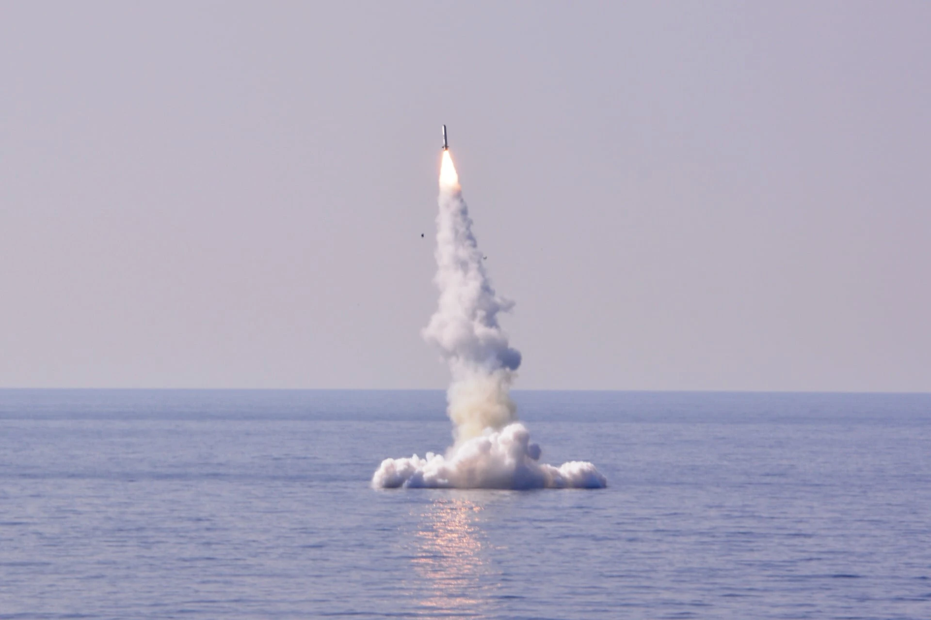 Mãn nhãn tàu ngầm Kilo phóng tên lửa Kalibr "xé toạc" bầu trời