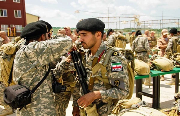Lính Iran học cách dùng dù và súng AK-74M ở Nga làm gì?